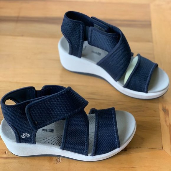 RARE New in Box Cloud Steppers by Clarks Step Cali Palm Navy Sandal Wedges - Picture 1 of 12